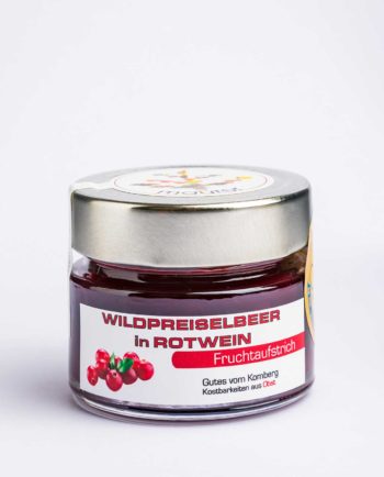 Wildpreiselbeer in Rotwein - leuchtende rote Farbe, vollreife Wildpreiselbeeren, sehr harmonische Kombination Wildpreiselbeeren mit Rotwein © 2019 Werner Krug