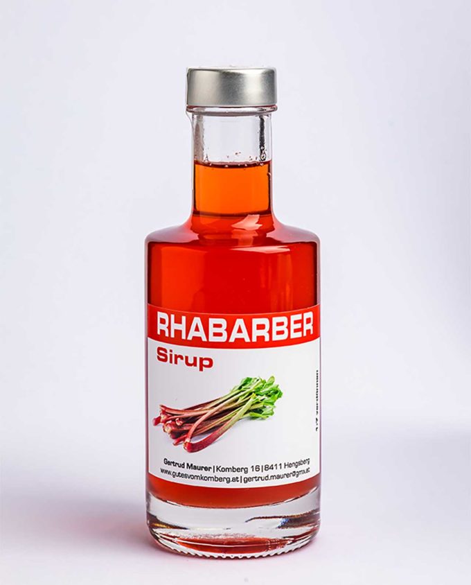 Rhabarber Sirup ist eine fruchtig frische Ergänzung zu Prosecco, Weißwein, reinem Quellwasser, aber auch zum Aromatisieren von Eis, Parfaits, Pudding, Torten und Kuchen sowie für Cocktails © 2019 Werner Krug